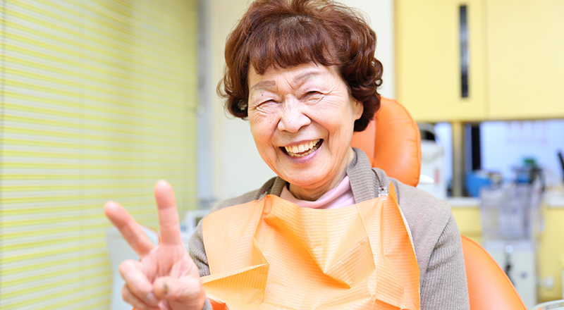 自然な見た目で違和感のない患者さんに合わせた入れ歯